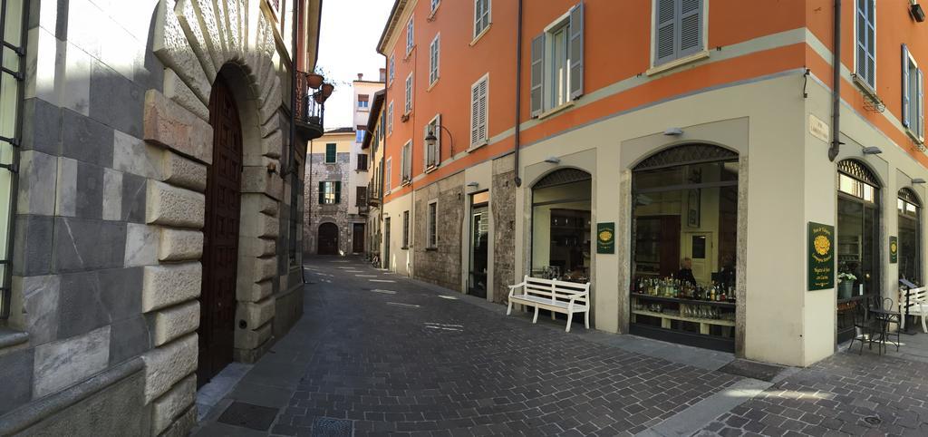 Ancient Courtyard Bonanomi In Como Historic Centre الغرفة الصورة
