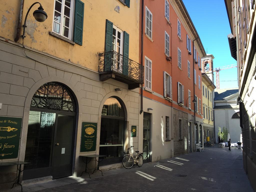 Ancient Courtyard Bonanomi In Como Historic Centre الغرفة الصورة