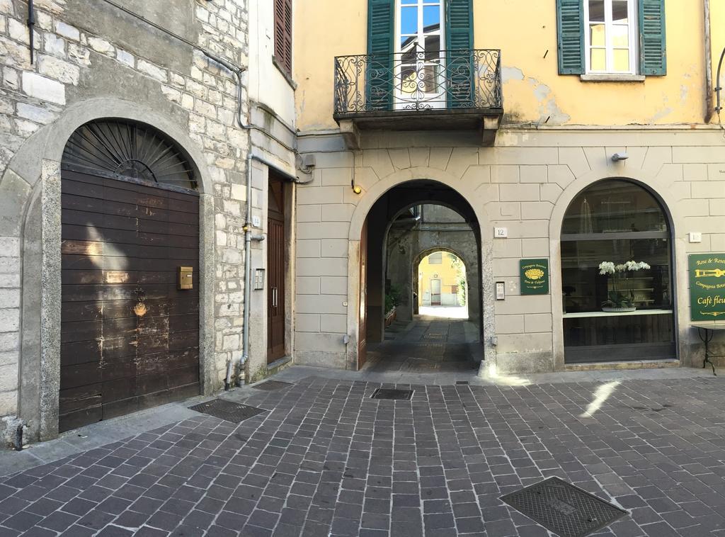 Ancient Courtyard Bonanomi In Como Historic Centre الغرفة الصورة